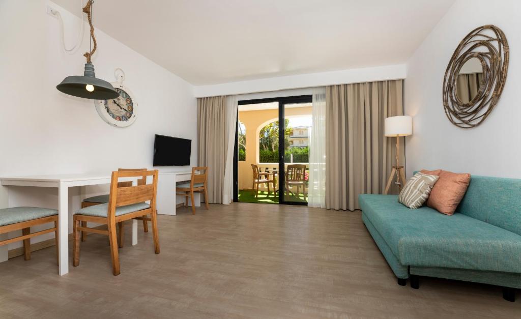 TV a/nebo společenská místnost v ubytování Apartamentos S'Olivera