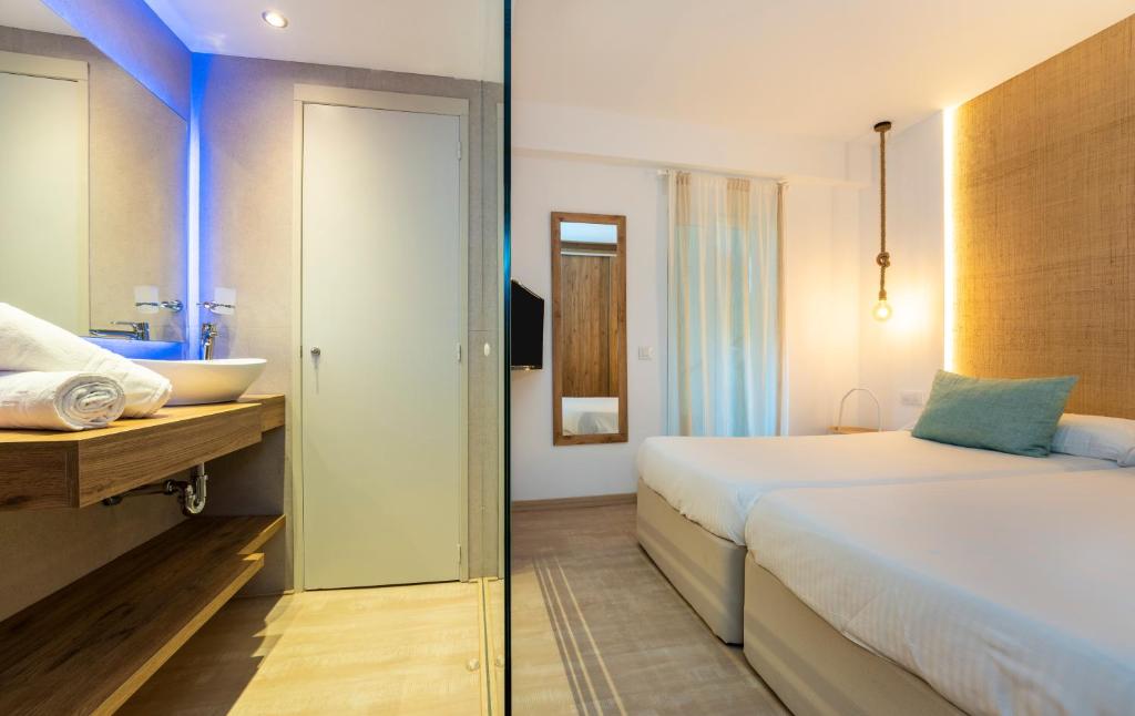 Postel nebo postele na pokoji v ubytování Apartamentos S'Olivera