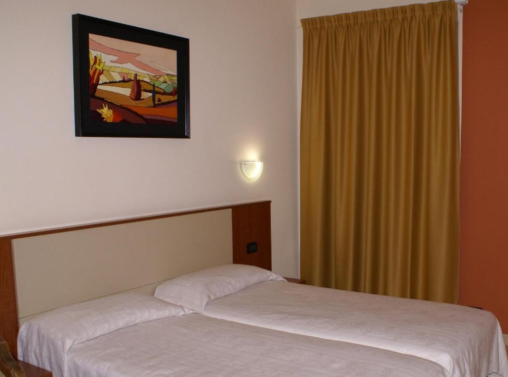 pokój hotelowy z łóżkiem i oknem w obiekcie Eco Art Hotel Statuto w Turynie