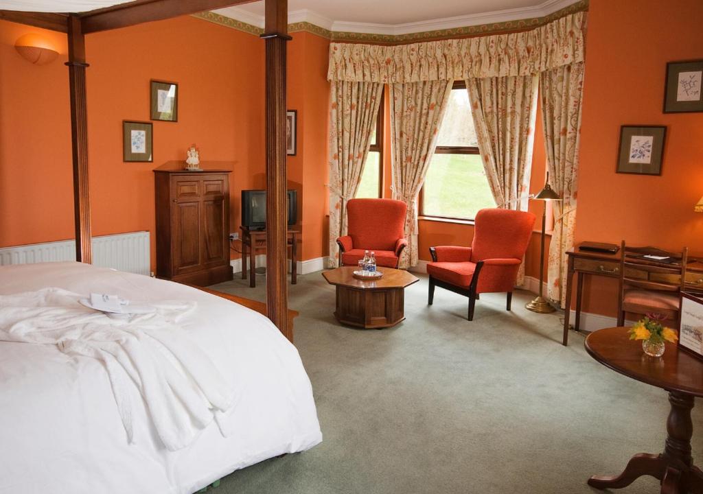 Postel nebo postele na pokoji v ubytování Lough Inagh Lodge Hotel