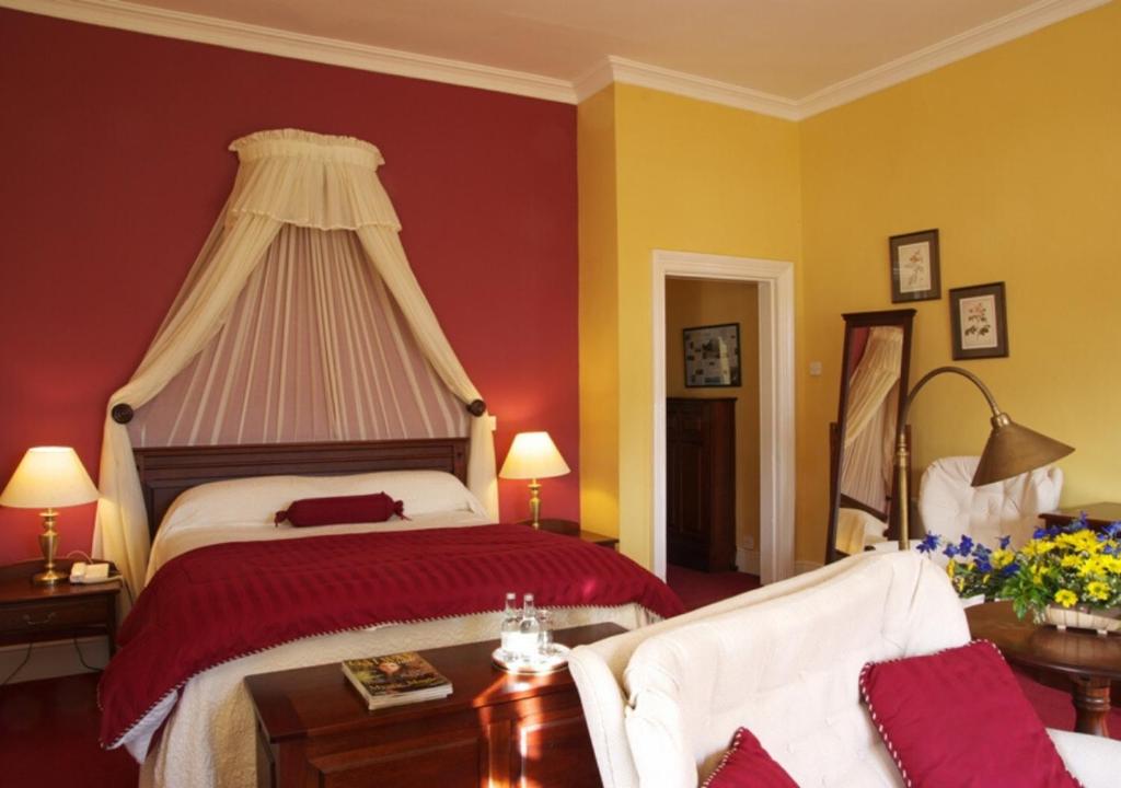 Postel nebo postele na pokoji v ubytování Lough Inagh Lodge Hotel