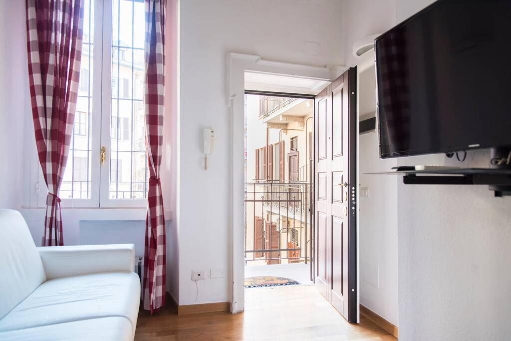 YouHosty - Ranzoni 4 في ميلانو: غرفة معيشة بها أريكة بيضاء وتلفزيون