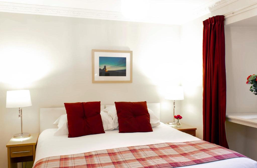 Postel nebo postele na pokoji v ubytování Ellan Vannin Hotel