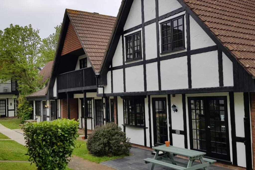 ヘイルにある20 Tudor Court " Four Star AA accommodation"の白黒の建物