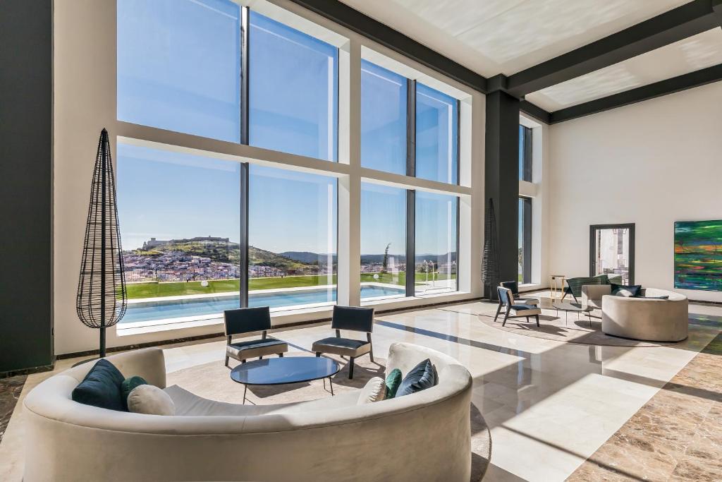 sala de estar grande con ventanas grandes en Barceló Aracena &amp; Spa, en Aracena