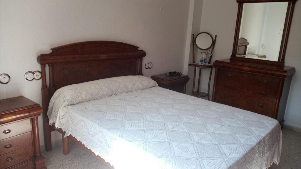 sypialnia z łóżkiem, komodą i lustrem w obiekcie La Conchita w mieście Almería