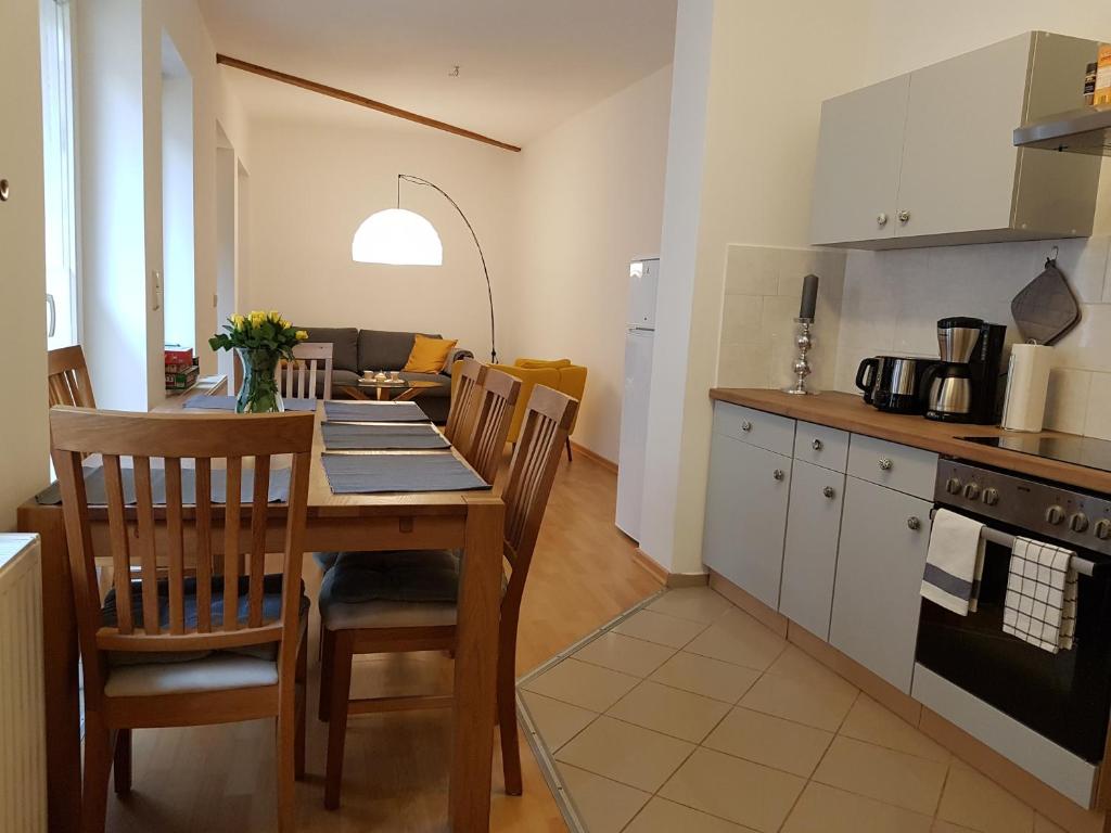 uma cozinha e sala de jantar com mesa e cadeiras em Wohnung in direkter Innenstadtlage em Potsdam