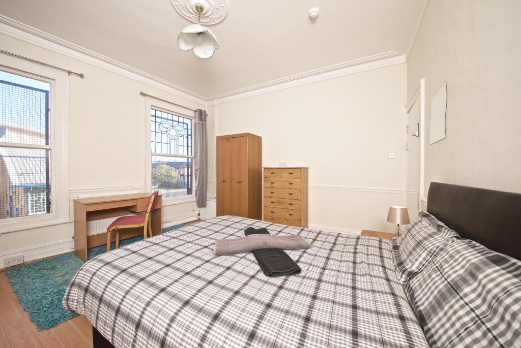 a bedroom with a bed and a desk in it at Liverpool City Stays - Lawrence Road BB1 in Liverpool
