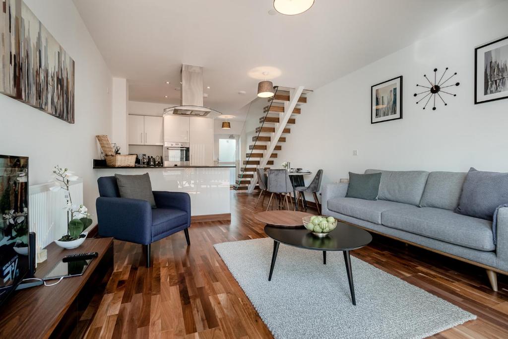 ケンブリッジにあるTailored Stays - Flamsteed Duplex Apartmentのリビングルーム(ソファ、テーブル付)