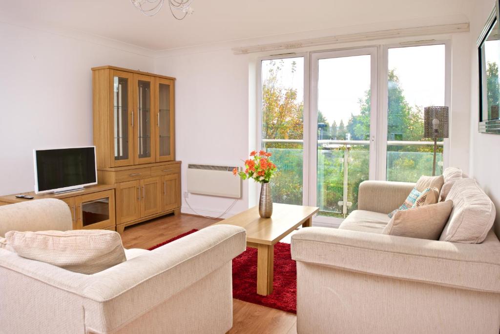 a living room with two couches and a tv at Liverpool City Stays - Economy Room - Close to Airport EE1 in Liverpool