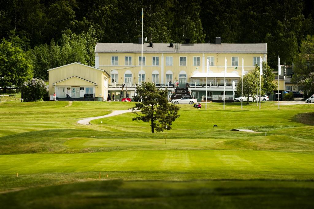 vista su un campo da golf con un edificio di Hotell Veckefjärden a Örnsköldsvik