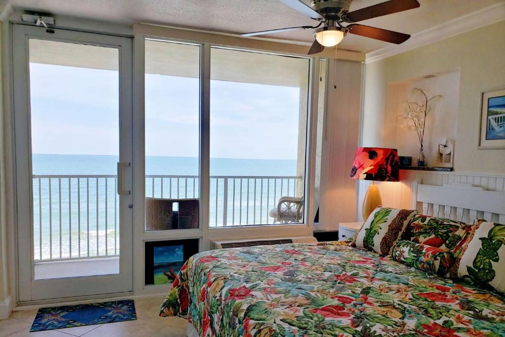 デイトナ・ビーチ・ショアーズにあるPirates Cove Condo Unit #706のベッドがあり海が見える寝室