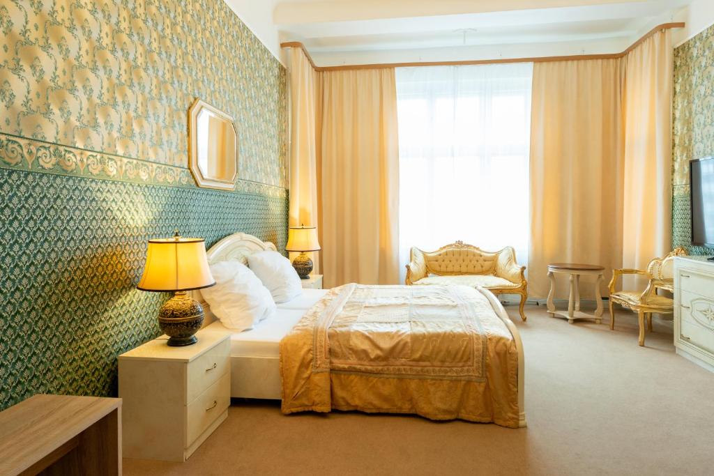 a hotel room with a bed and a window at Hotel Pension Dahlem in Berlin