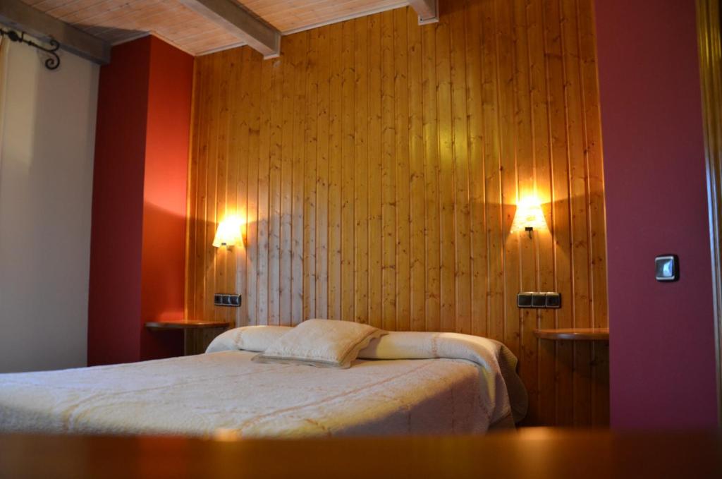 Postel nebo postele na pokoji v ubytování Casas la Ribera Ordesa