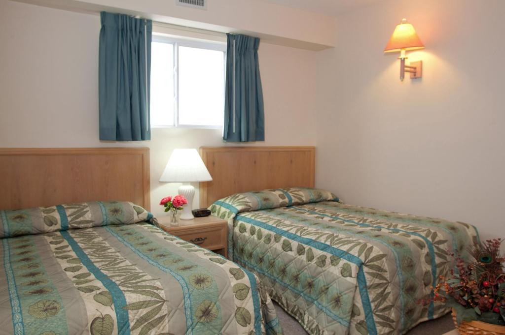 um quarto de hotel com duas camas e uma janela em Lotus Inn em Wildwood Crest