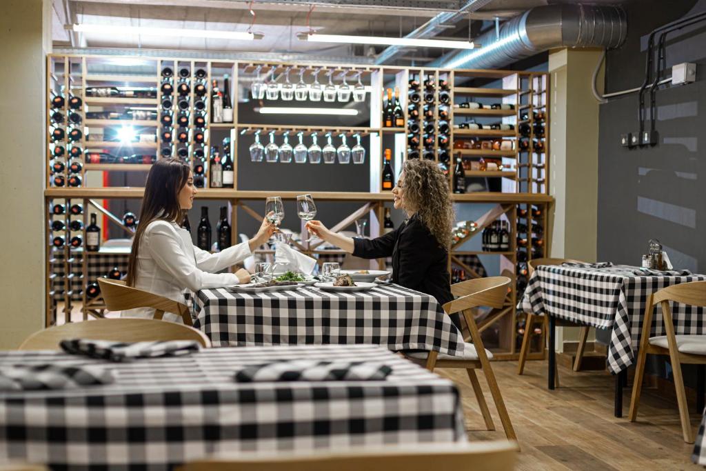 Nápoje v ubytování Olivar Hotel Tirana