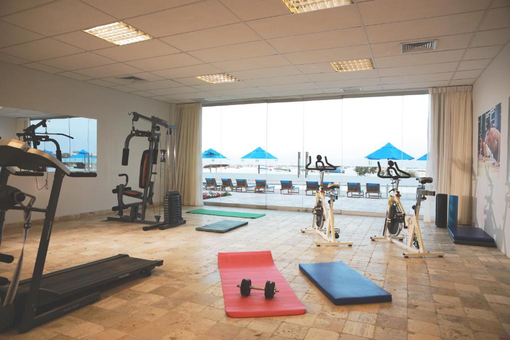 Un gimnasio con varias personas haciendo yoga en una sala. en San Agustin Paracas, en Paracas