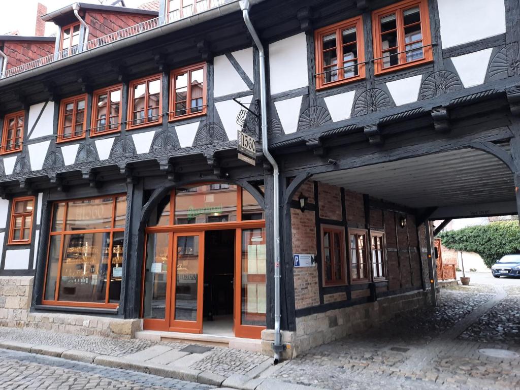 um edifício com um monte de janelas numa rua em Apartments anno 1560 em Quedlinburg