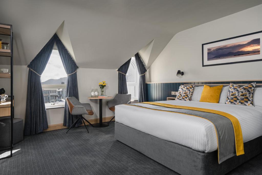 een hotelkamer met een bed en een bureau bij Hillyard House Hotel in Castlewellan