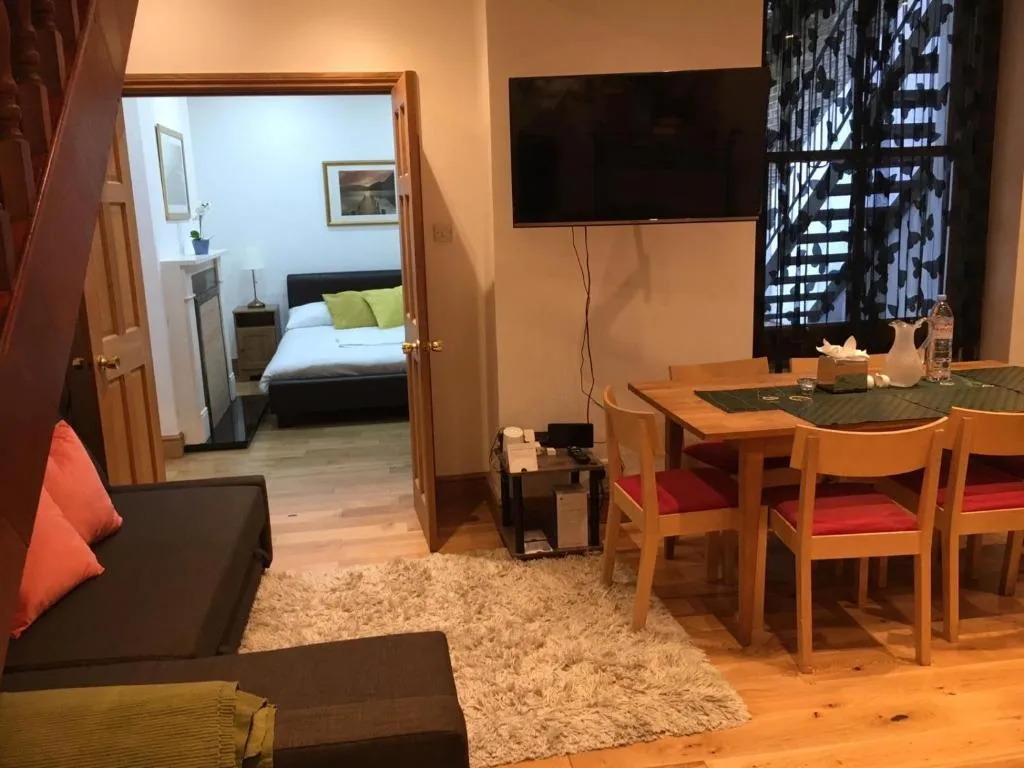 CHARMING DUPLEX EARLS COURT/WEST, Londra, Marea Britanie