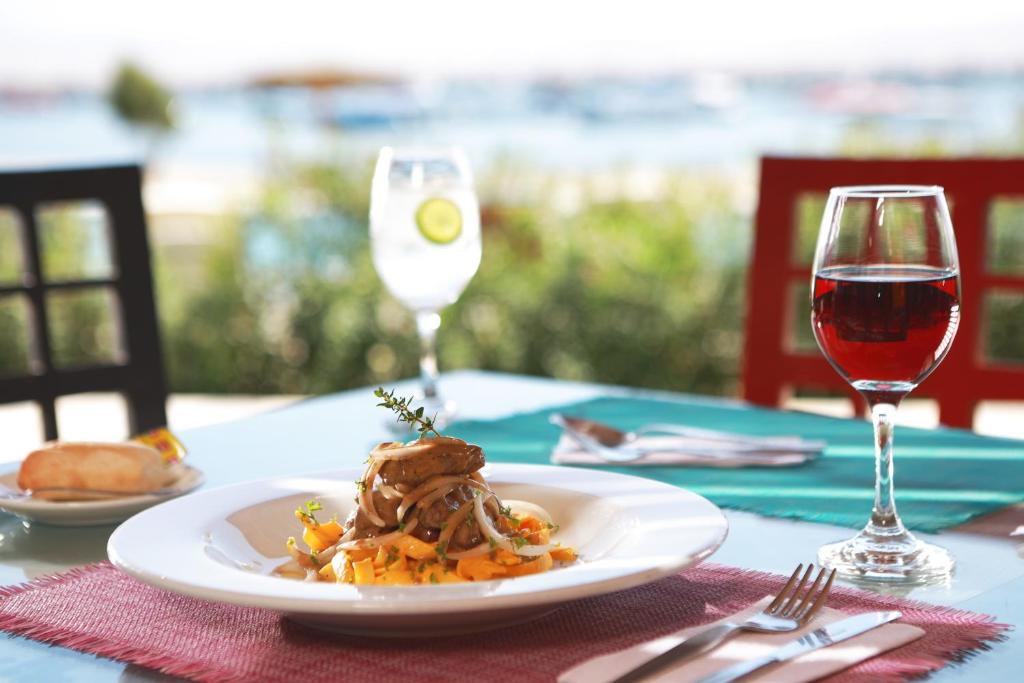 Comida en o cerca de este hotel