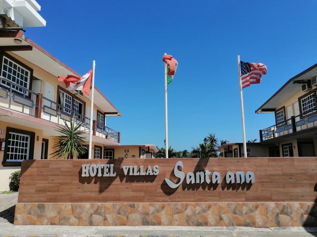 un cartel frente a un hotel villas santa ana en Hotel Villas Santa Ana en Boca del Río