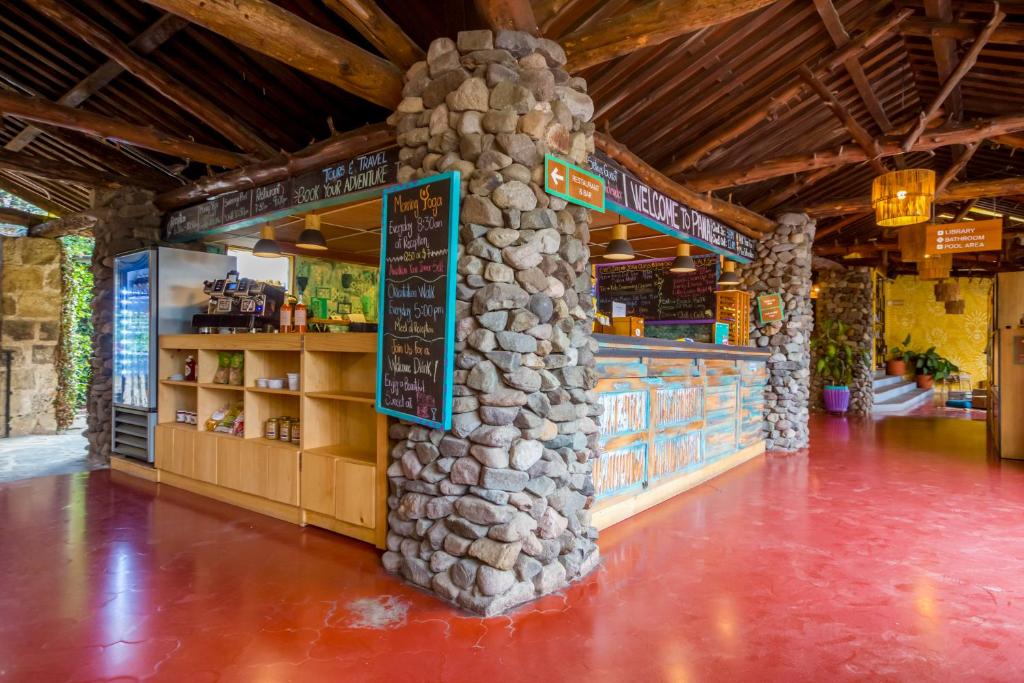 einen Laden mit einer Steinsäule in der Mitte eines Gebäudes in der Unterkunft Socialtel Atitlan in Panajachel