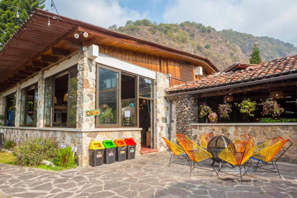 eine Sitzgruppe außerhalb eines Gebäudes in der Unterkunft Socialtel Atitlan in Panajachel
