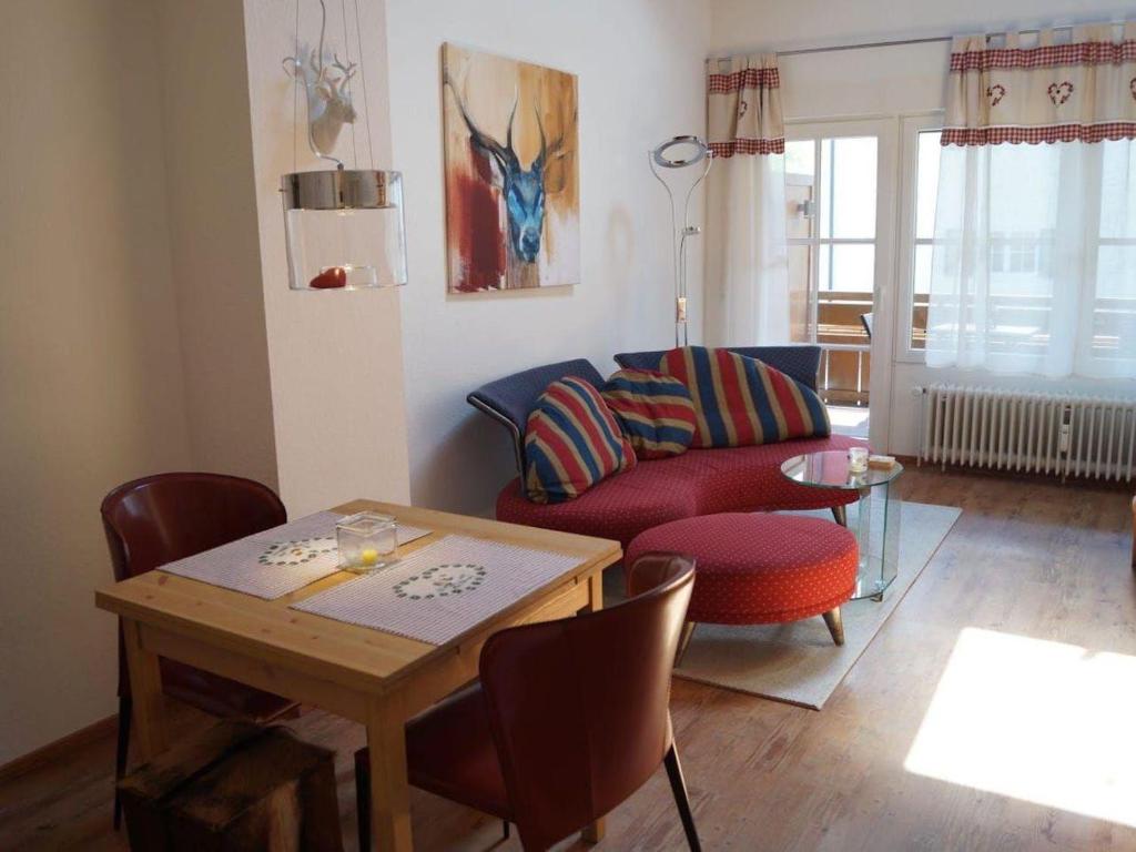 ein Wohnzimmer mit einem Tisch und einem Sofa in der Unterkunft Sehnsucht Allgäu in Oberstaufen