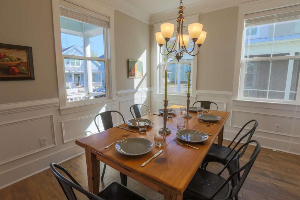 comedor con mesa de madera y sillas en Celtic Green, en Charleston