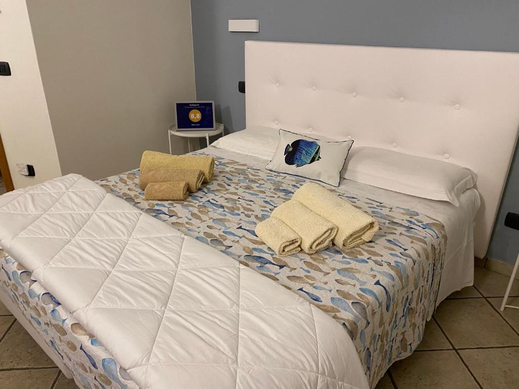 ein Schlafzimmer mit einem Bett mit zwei Handtüchern darauf in der Unterkunft B&B ALDA in Levanto