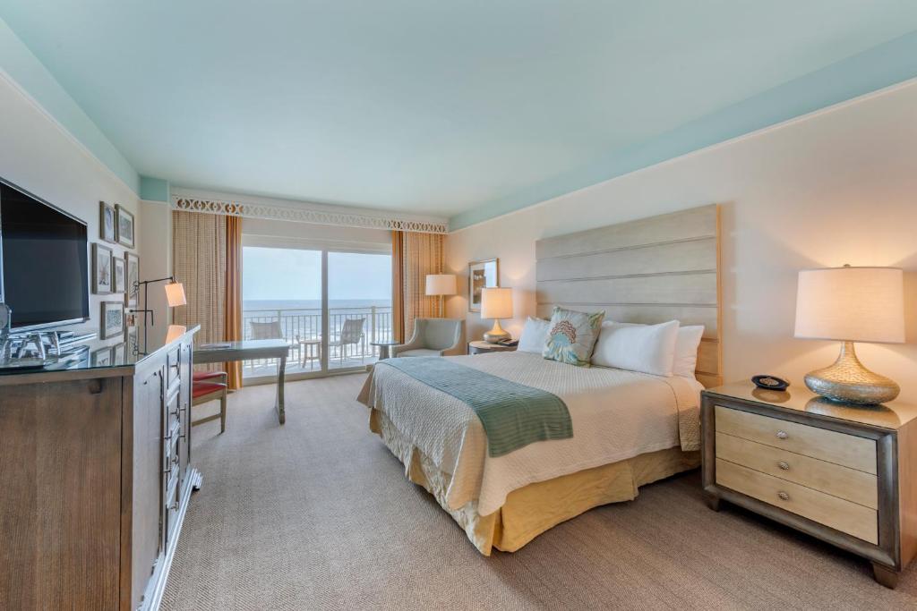 Een bed of bedden in een kamer bij Omni Amelia Island Resort & Spa