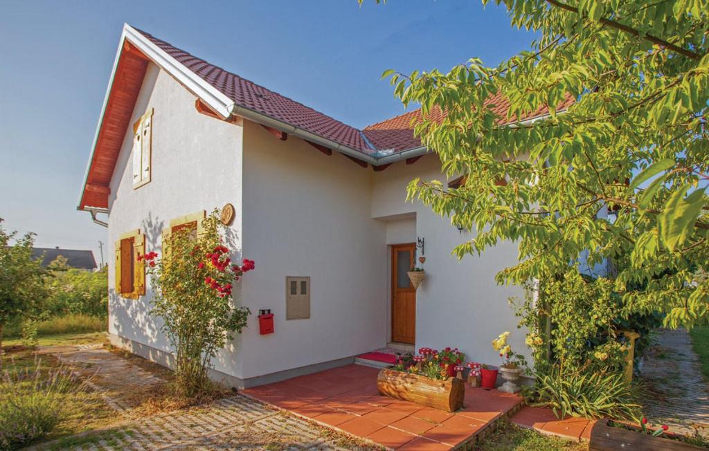 uma casa branca com um telhado vermelho em KUĆA ZA ODMOR "DVA SRCA" em Čeminac