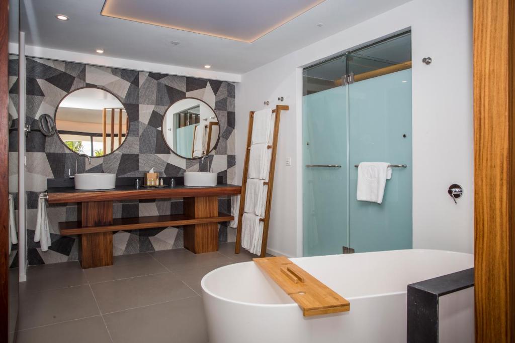 Elegance Club Junior Suite Oceanfront Jacuzzi #3