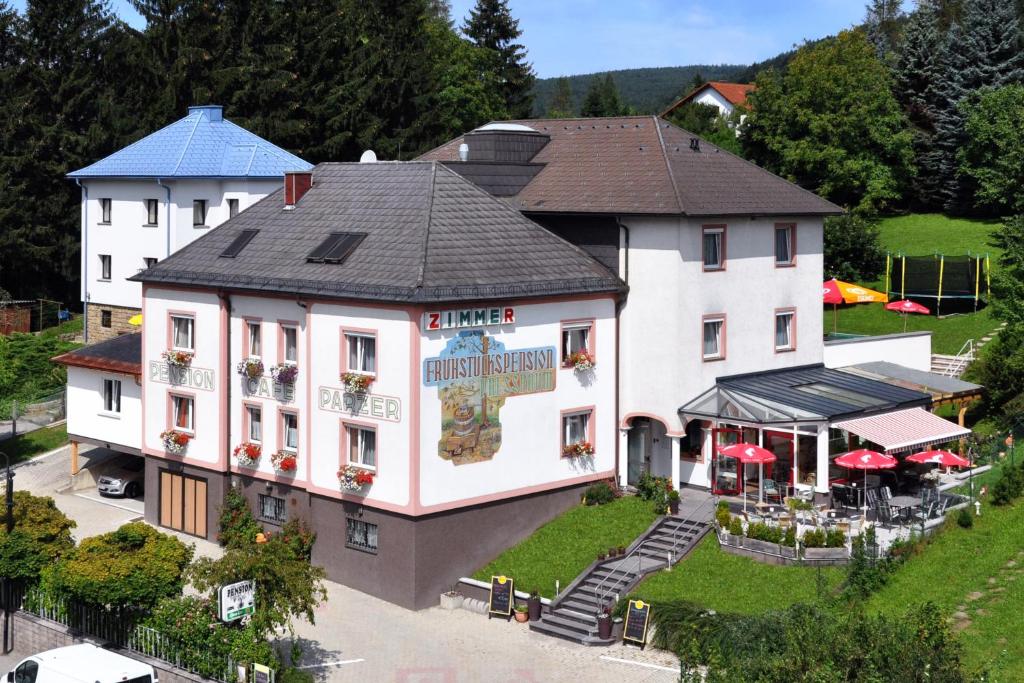 een luchtzicht op een groot wit gebouw met een restaurant bij Pension Parzer Pressbaum bei Wien in Pressbaum