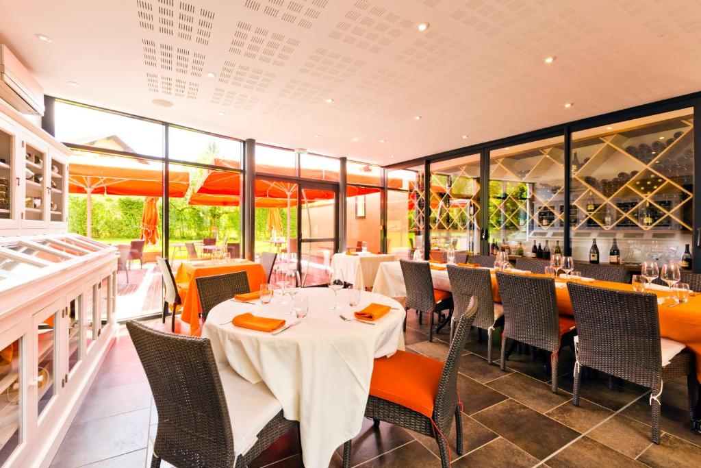 Restaurace v ubytování Hôtel Auberge de Chavannes