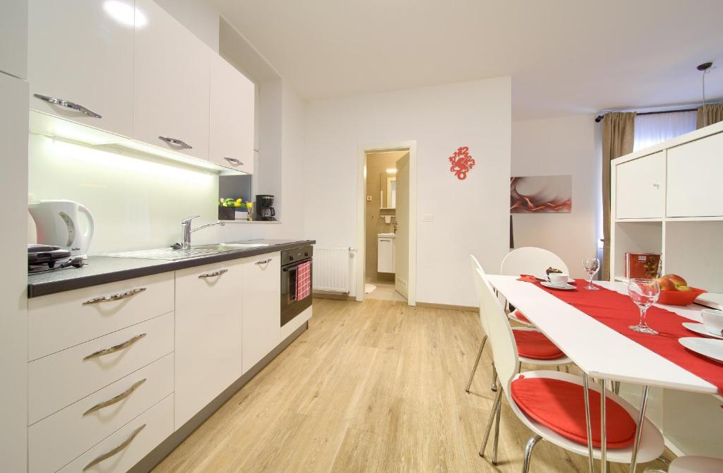 Logo apartments 5 min walk to main square - 10