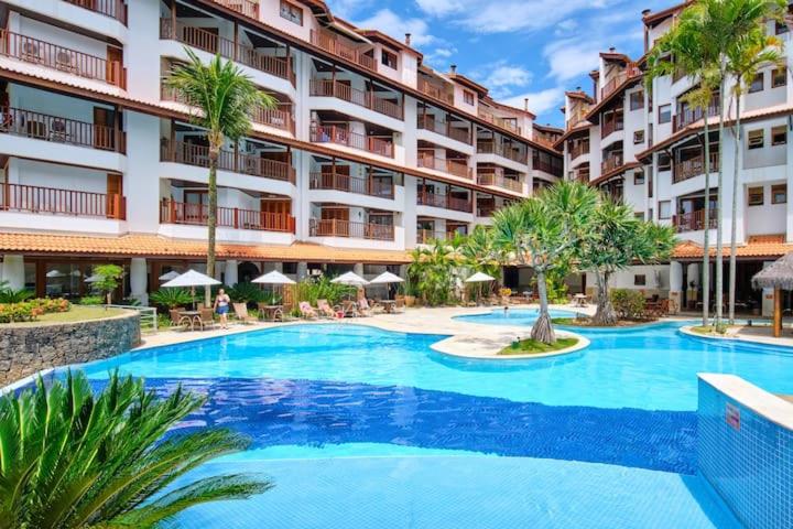 una grande piscina di fronte a un hotel di Cobertura - Praia Grande, Ubatuba a Ubatuba