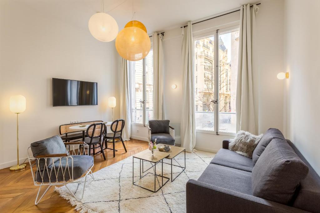 un salon avec un canapé et une table dans l'établissement Habitat Parisien - 1BR-1BA - Bourse Montorgueil, à Paris