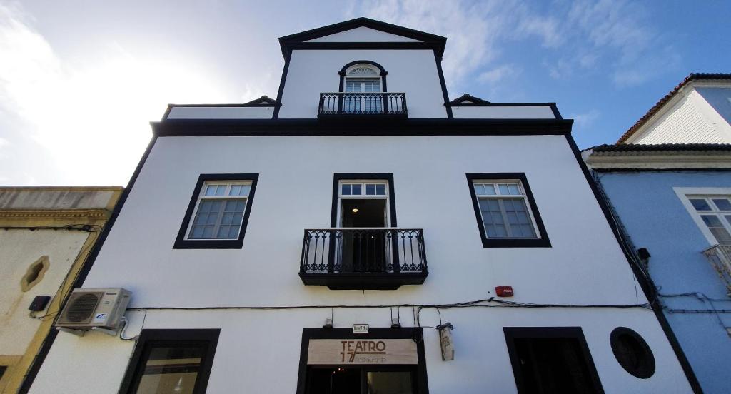 un edificio blanco con balcón en la parte superior en Casa do Teatro, en Ponta Delgada