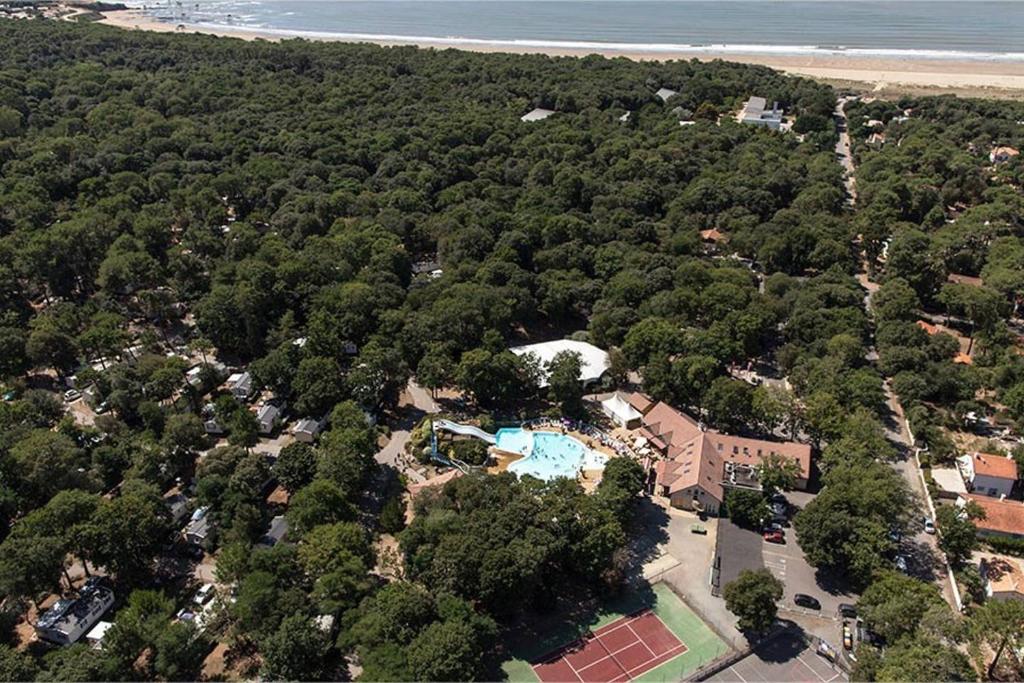 una vista aérea de una casa con árboles y la playa en Luxueux mobilhome 6 à 8 p Saint Brévin Les Pierres Couchées, en Saint-Brevin-les-Pins