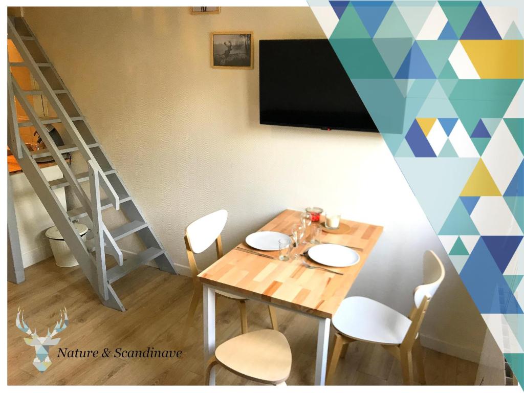 - une salle à manger avec une table et des chaises en bois dans l'établissement Nature & Scandinave, à Reims