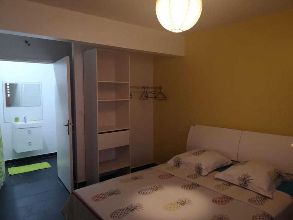 Dormitorio pequeño con cama y luz en Chambre cosy, en Trois-Rivières