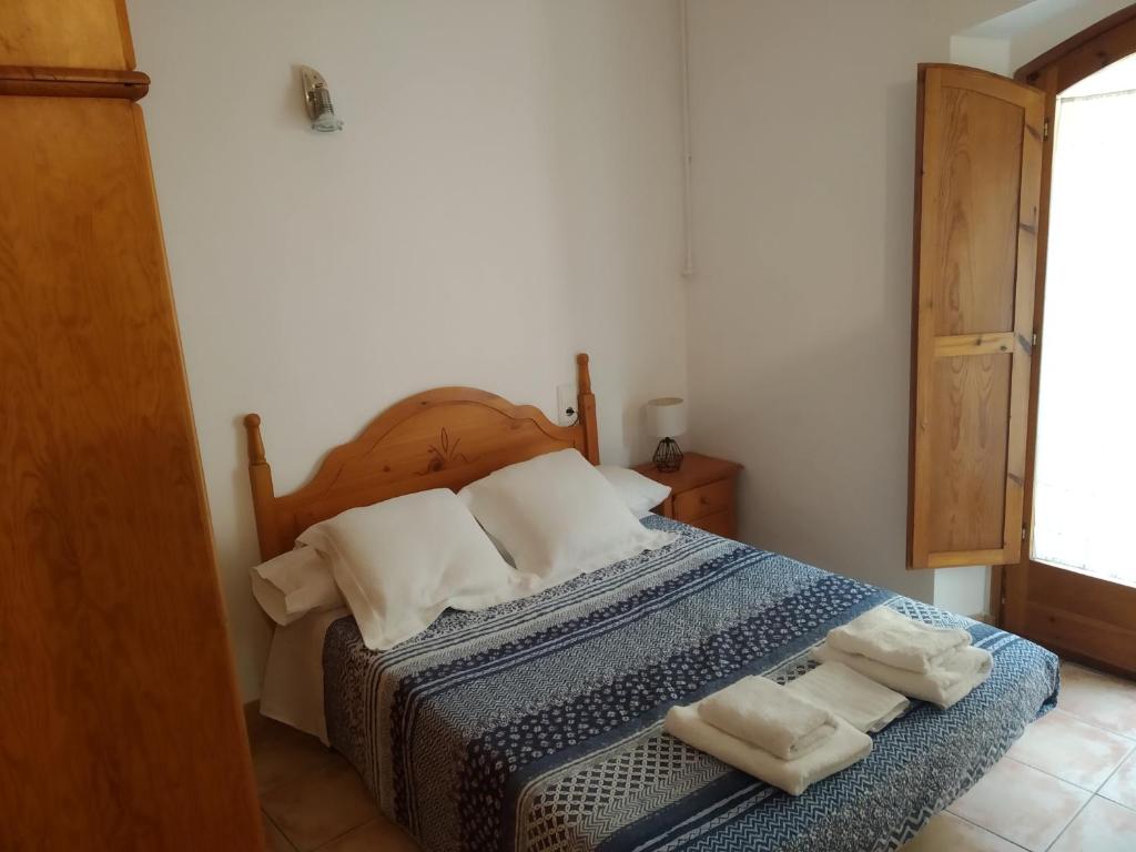 um quarto com uma cama com duas toalhas em APARTAMENT CAN MINGU 2on pis em Besalú