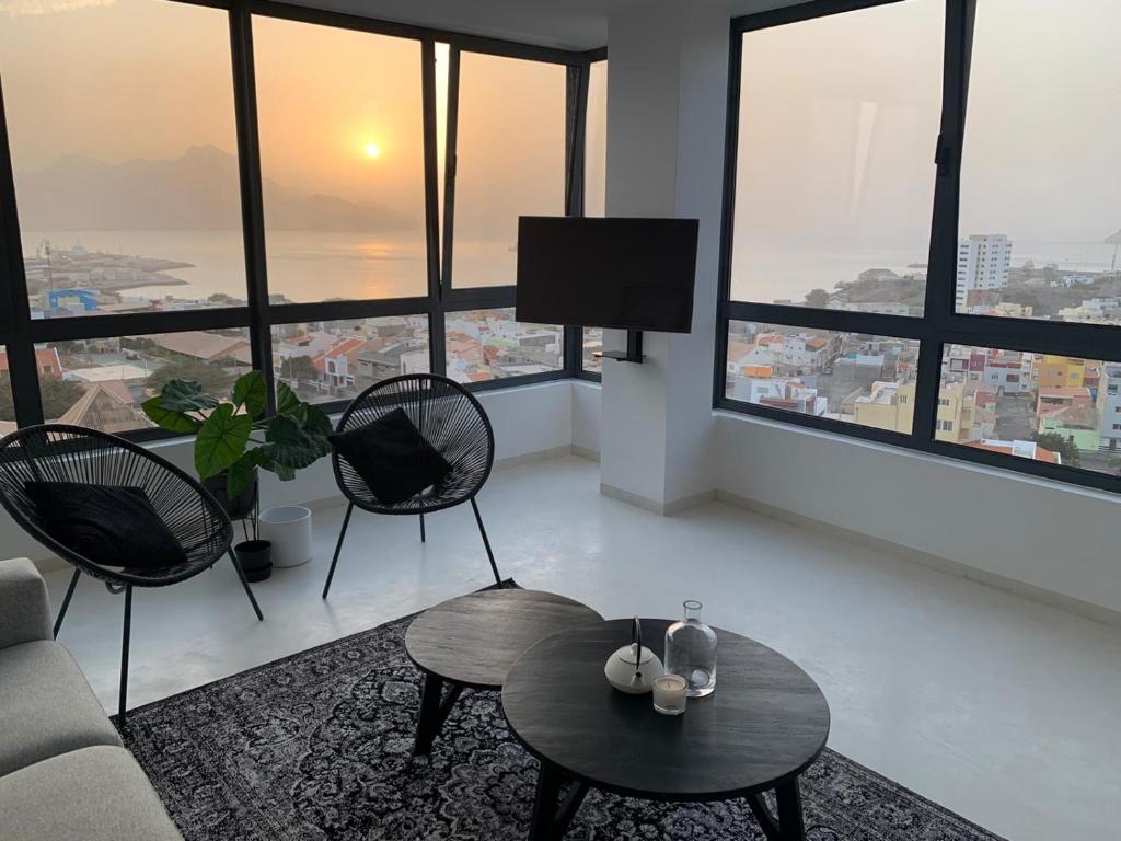 een woonkamer met 2 stoelen en een tafel bij Mindelo Apartments in Mindelo