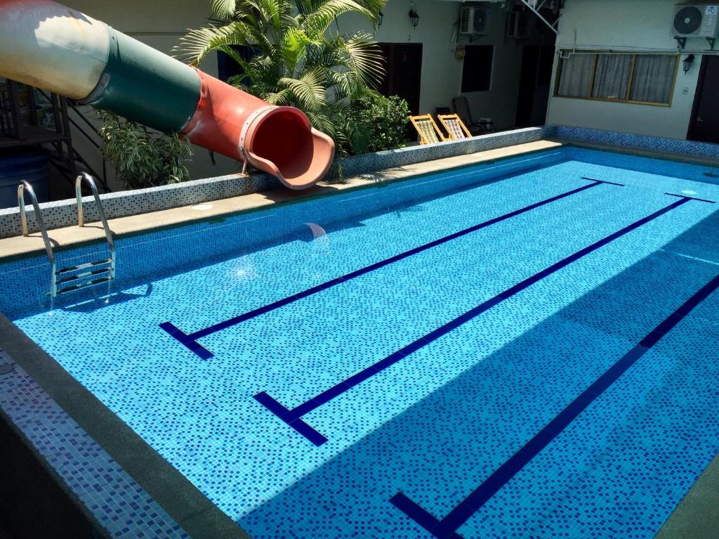 una gran piscina con azulejos azules. en Hotel MundialCity, en Guayaquil