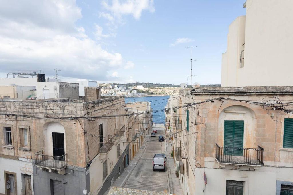 una vista de un callejón entre dos edificios en La Casetta en St. Paul's Bay