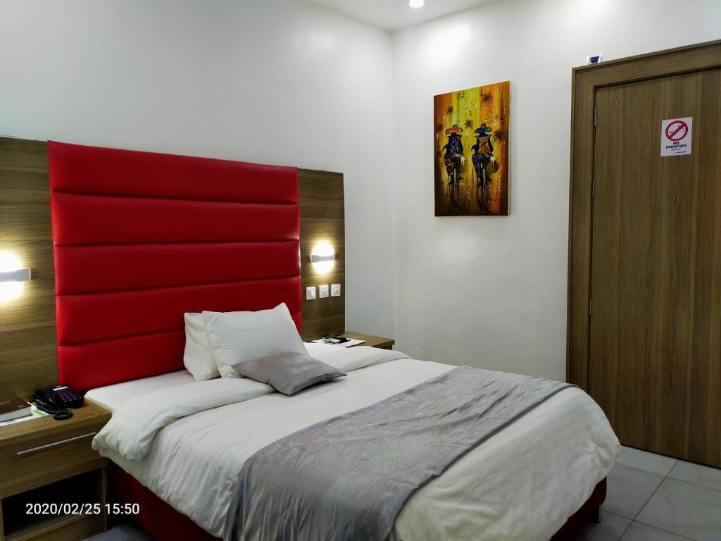 Postel nebo postele na pokoji v ubytování Dalchifit Suites by Premium Swiss Hospitality