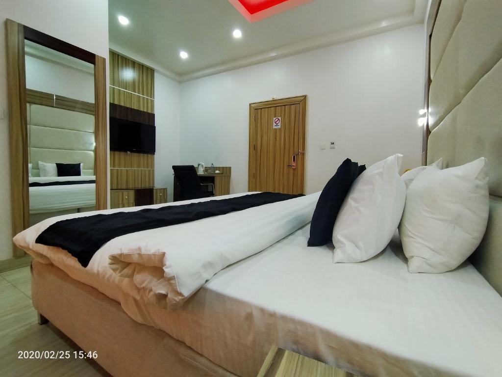 Postel nebo postele na pokoji v ubytování Dalchifit Suites by Premium Swiss Hospitality