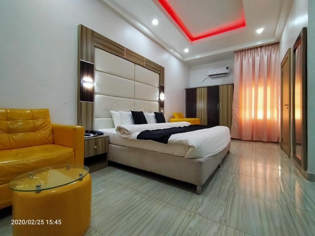 Postel nebo postele na pokoji v ubytování Dalchifit Suites by Premium Swiss Hospitality